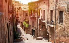 Mit seiner hübschen, verwinkelten Altstadt lockt Girona im Hinterland. - Foto: pixelRaw - pixabay.com
